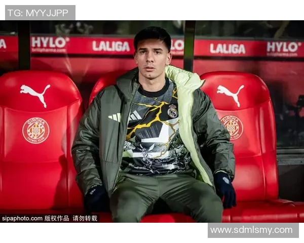 金发长辫足球明星的传奇之路与场上风采的完美结合